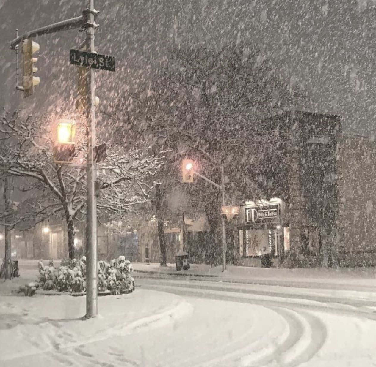 雪覆蓋的街道與街燈 壁紙