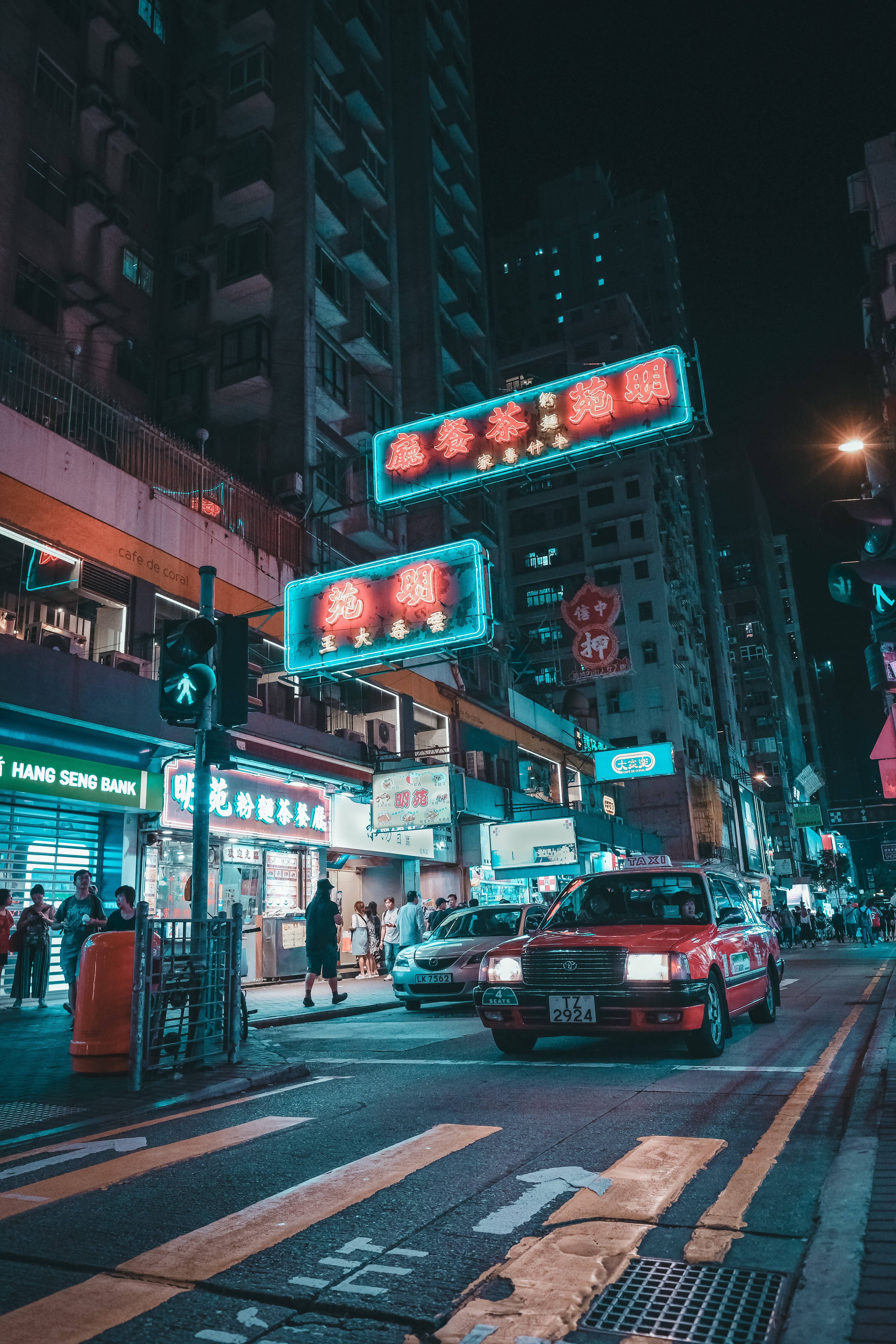 霓虹灯牌下的香港街头 壁紙