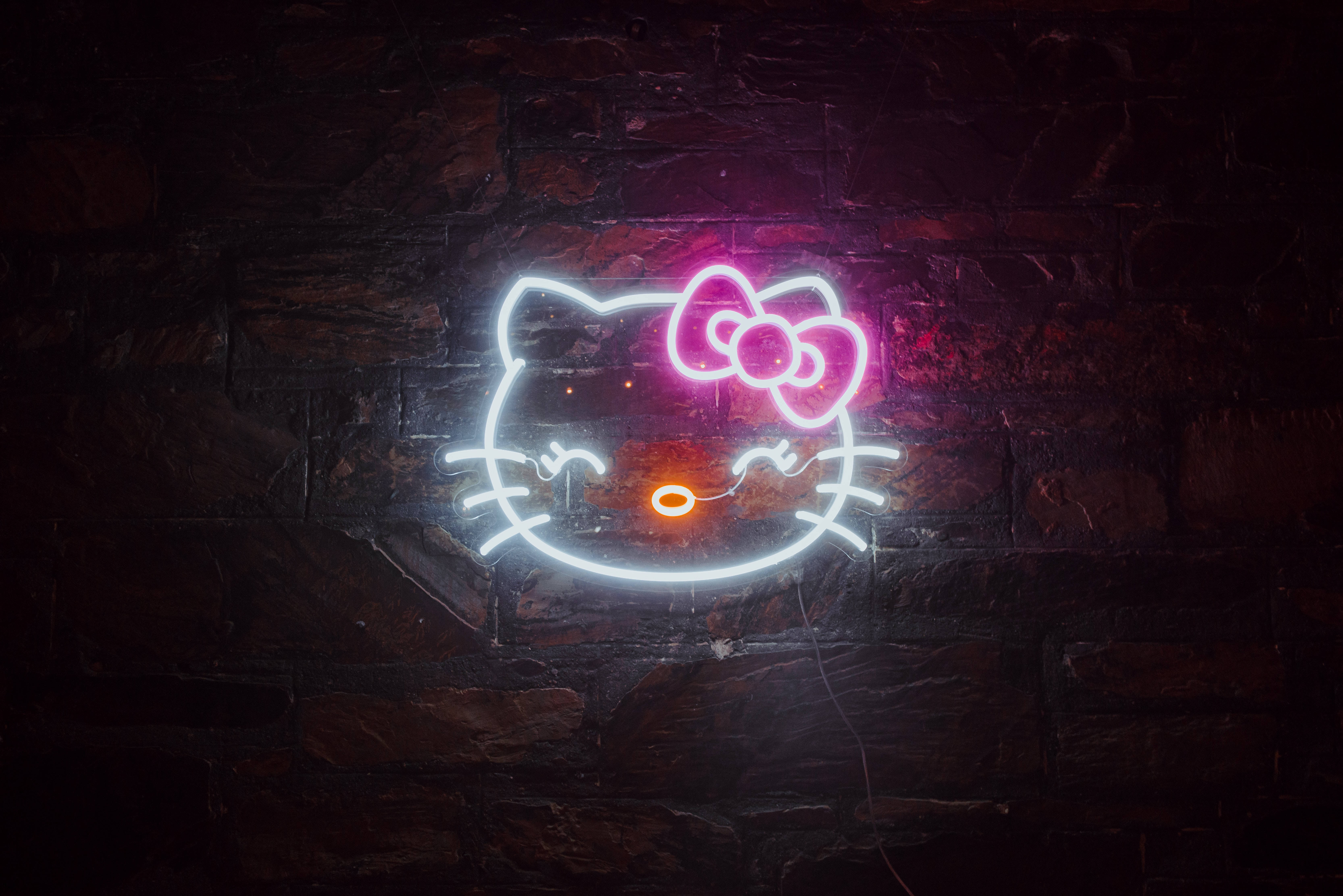 霓虹燈中的黑色Hello Kitty 壁紙