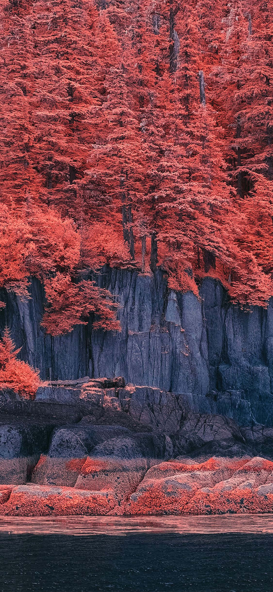 霧靄夕照中的壯麗山巒 壁紙