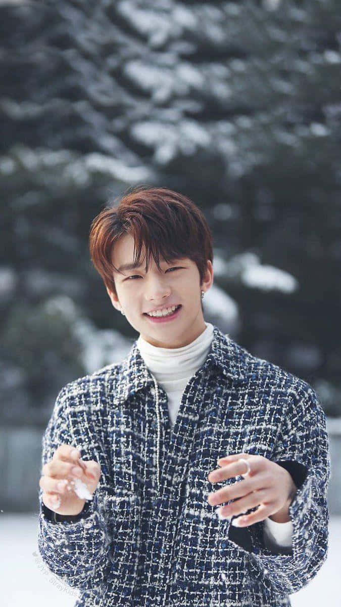 韓國饒舌歌手Hyunjin雪樹背景 壁紙