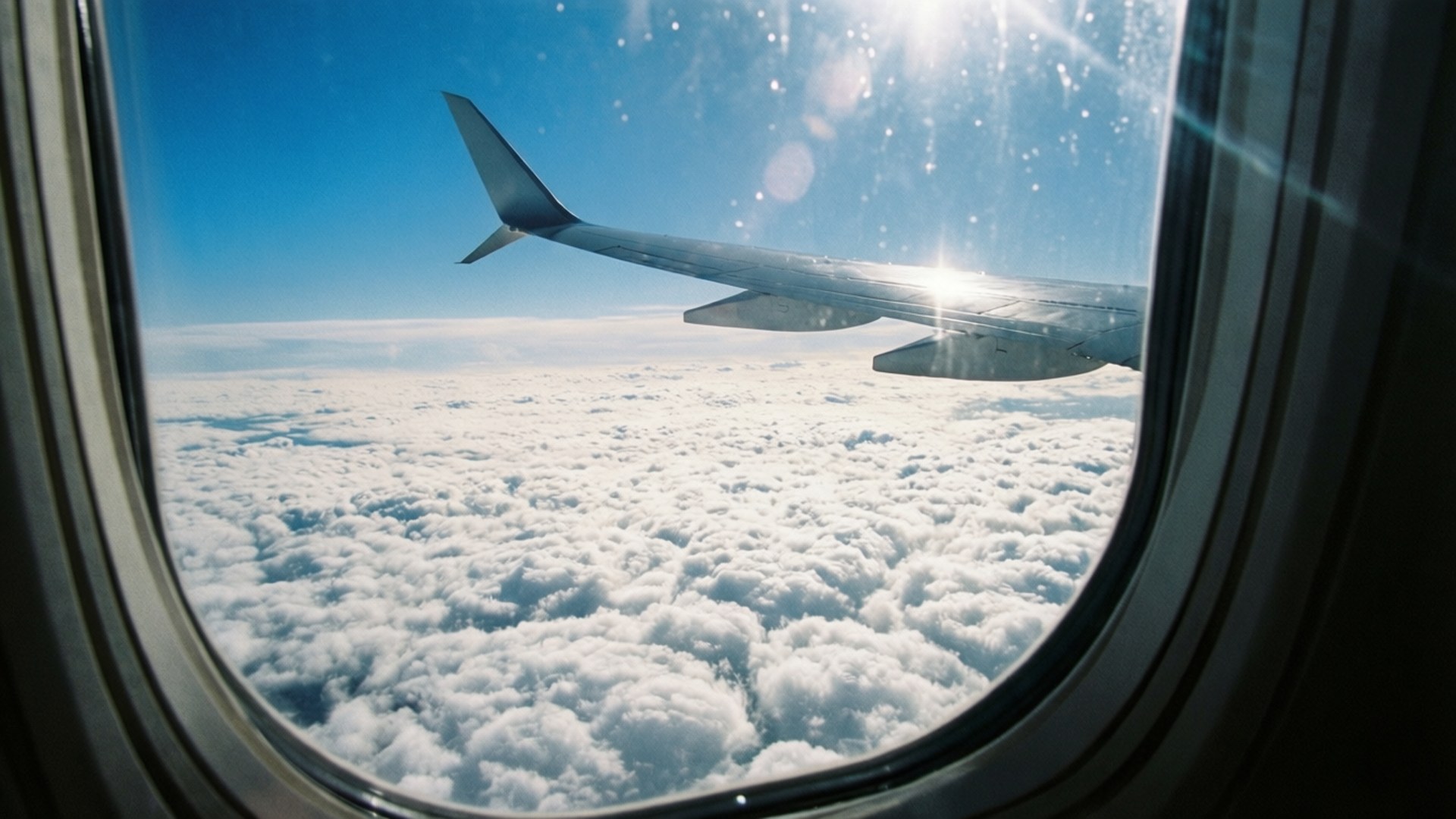 飛機窗外雲層 壁紙