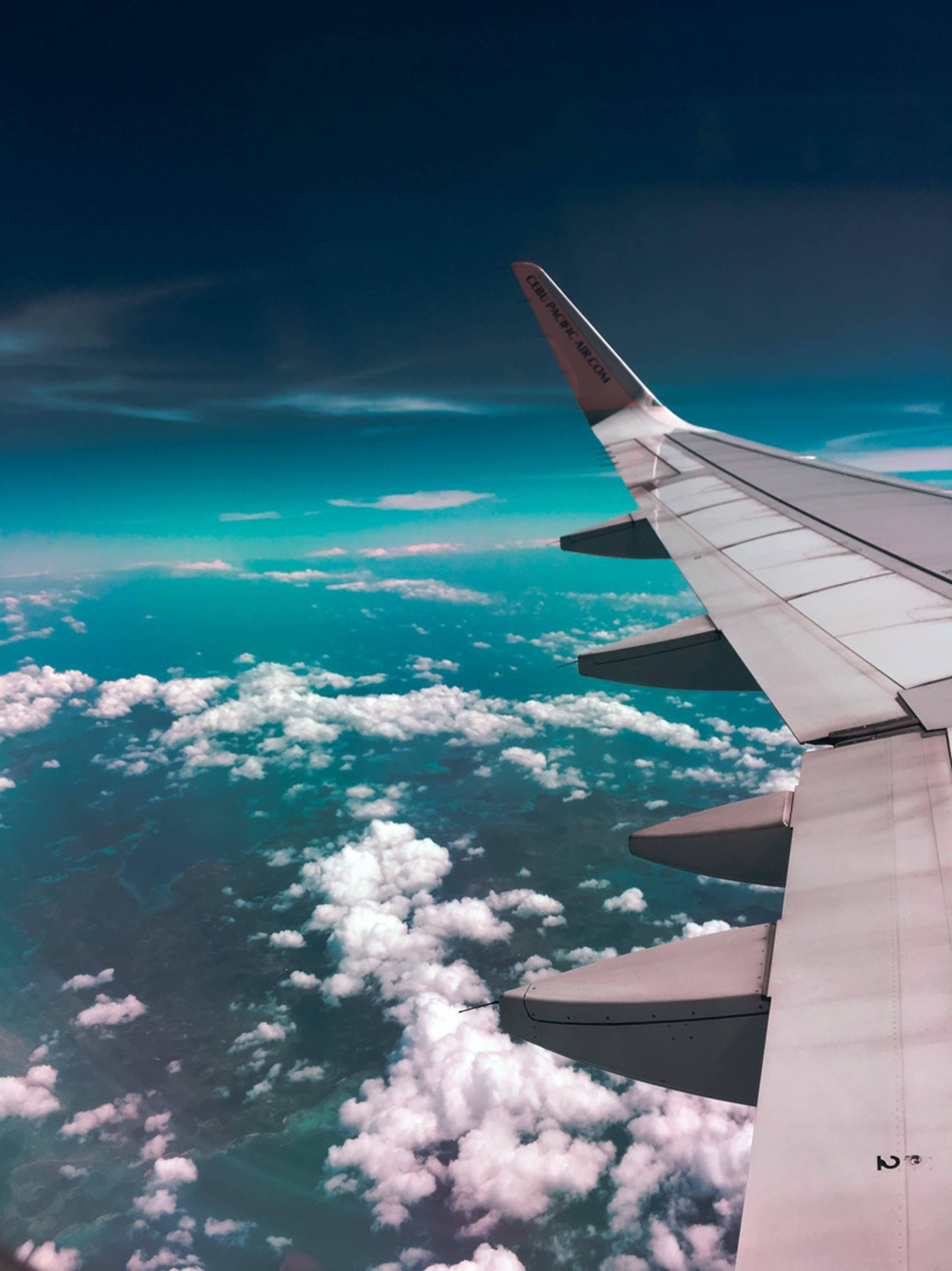 飛機陰暗天空雲層 壁紙