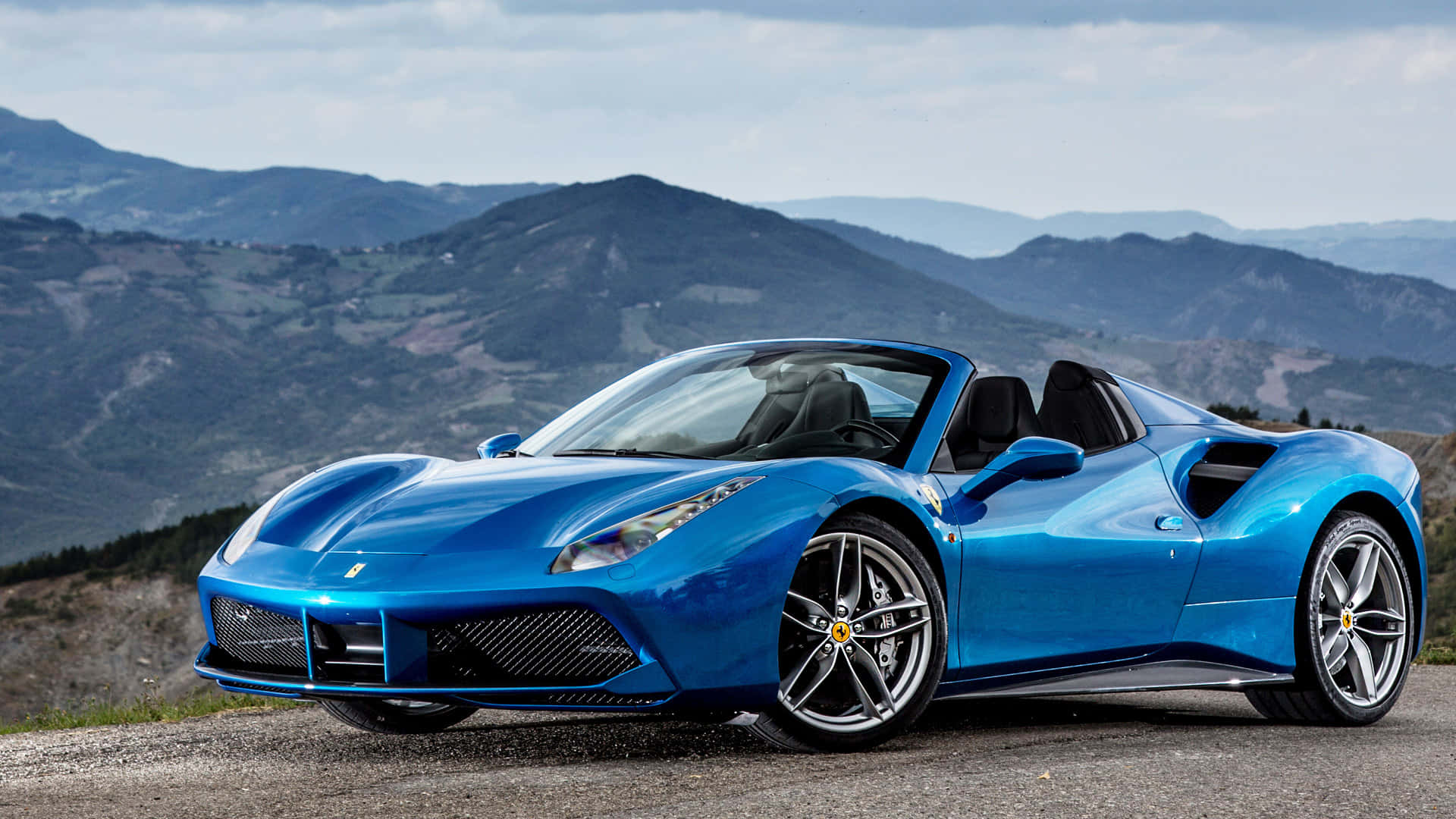 馳騁風範－法拉利奔馳於開闊大道 壁紙