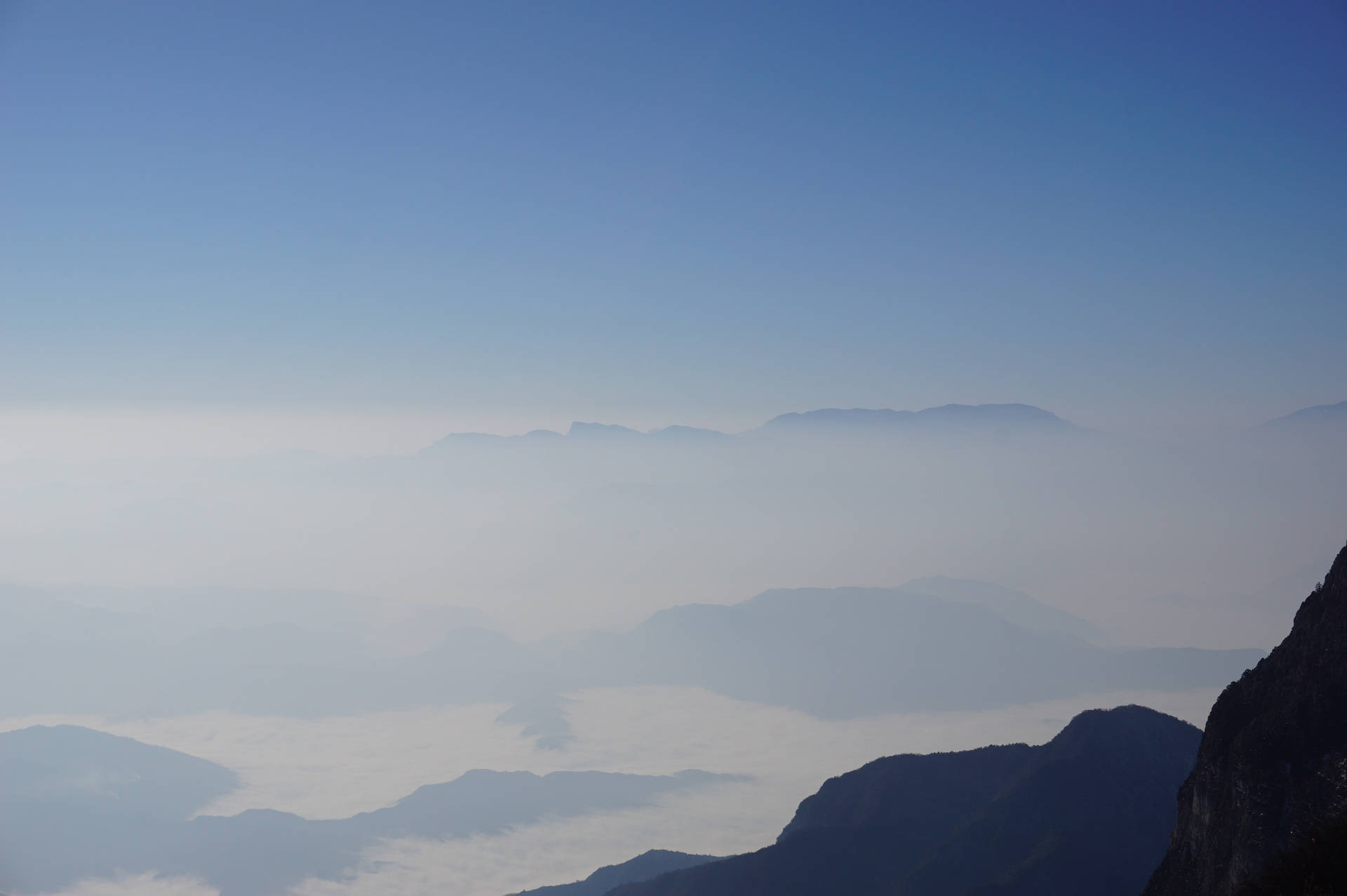 山間天空，雲霧遮蔽下方大地。