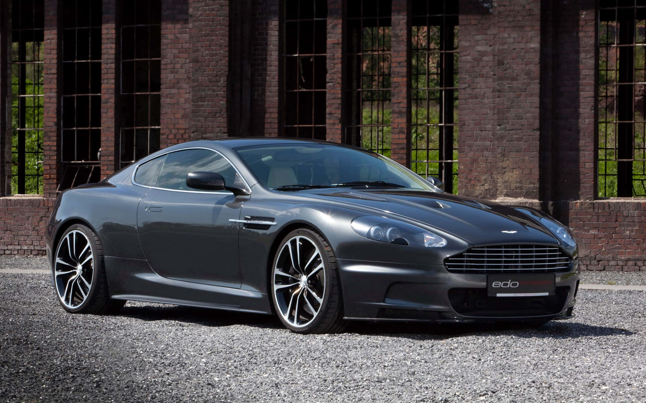 驚豔的銀色Aston Martin DB9在賽道上 壁紙