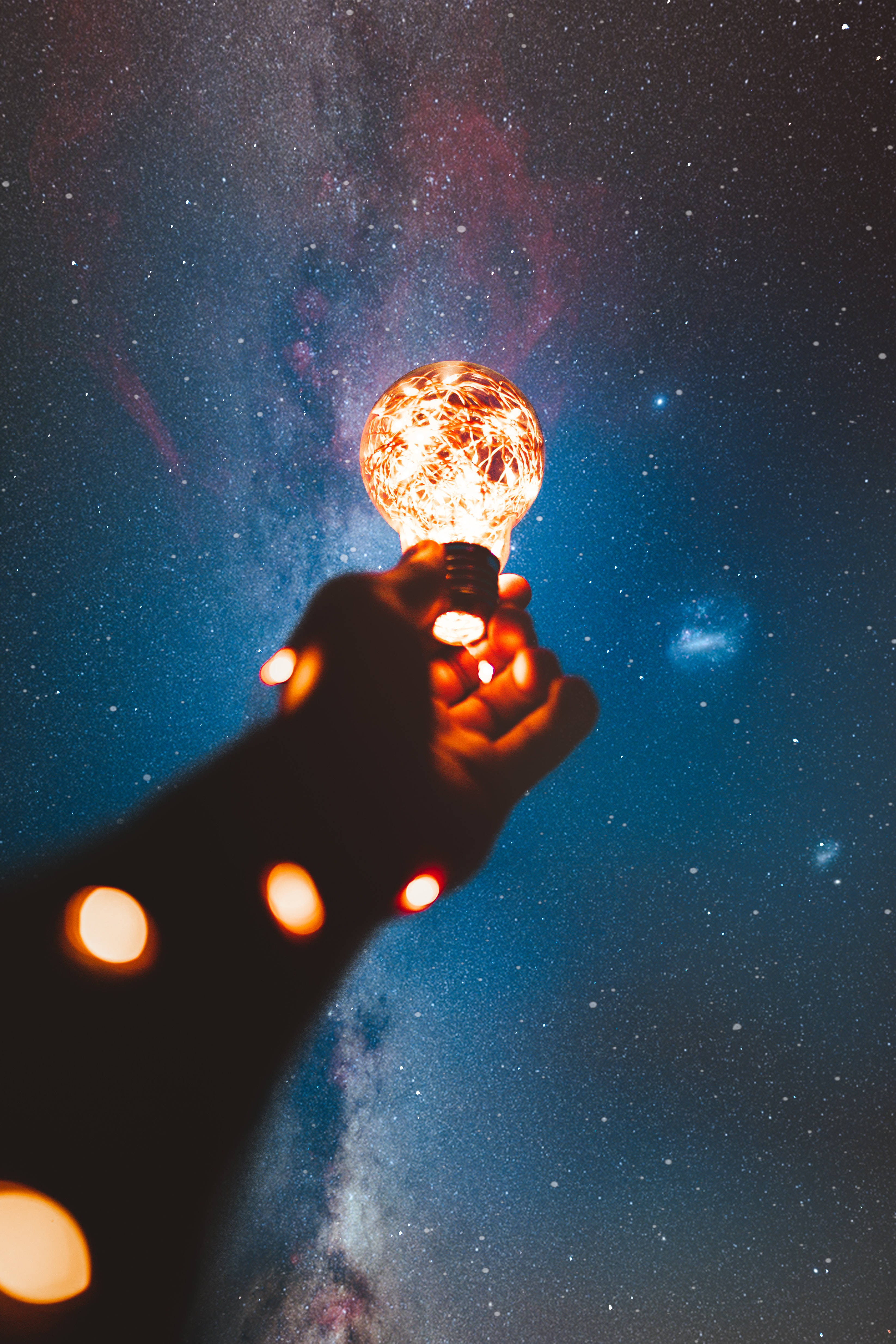 高清星空手持灯泡 壁紙