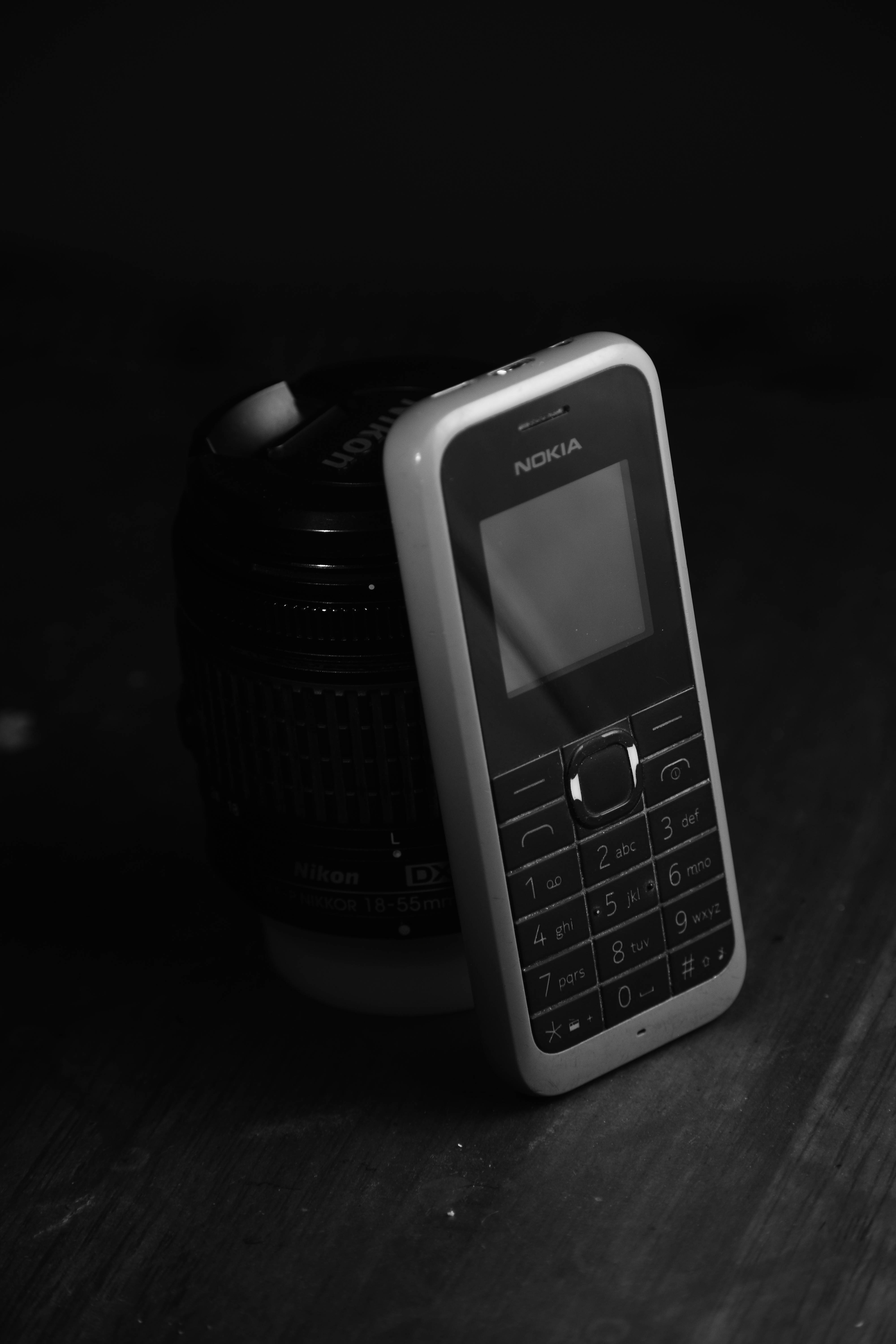 黑灰 Nokia 105 壁紙