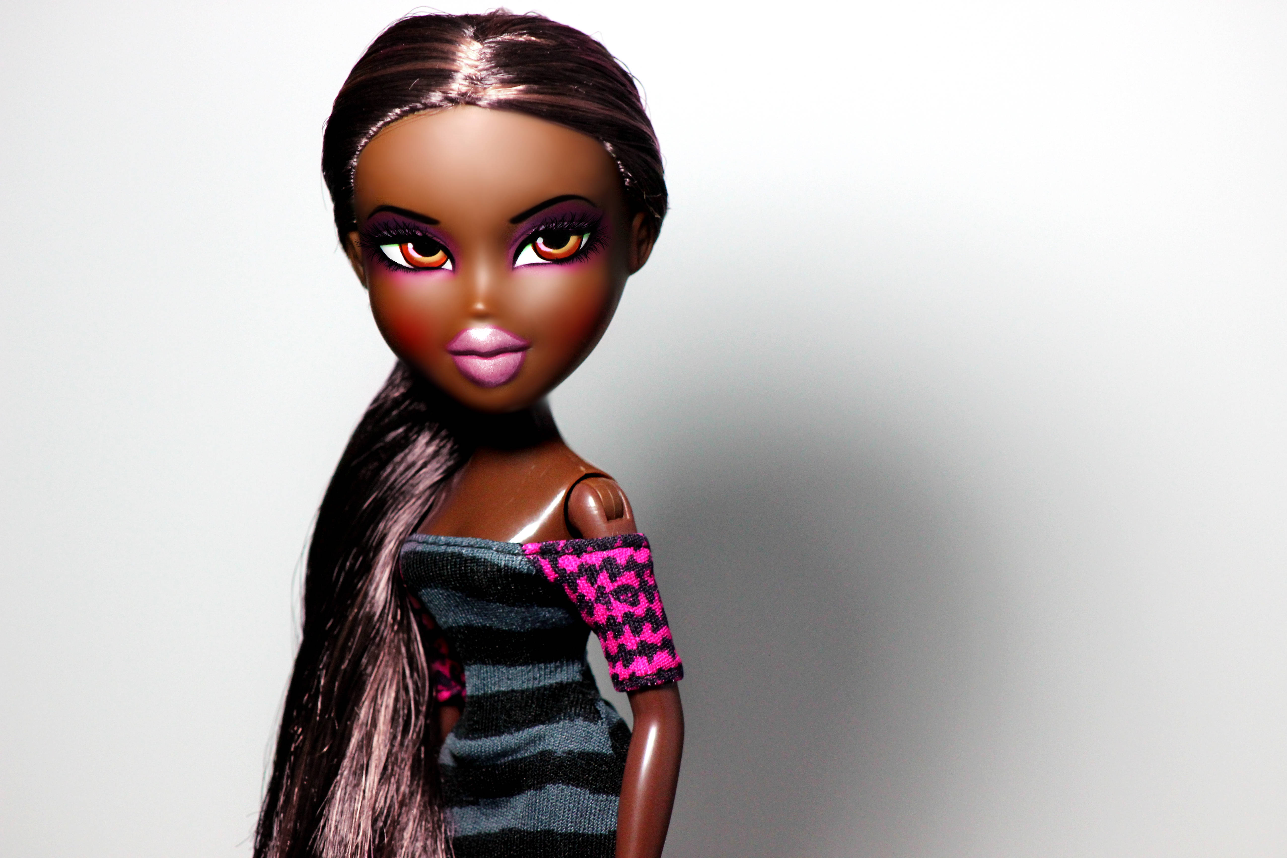 黑色 Bratz 美學粉色肖像 壁紙