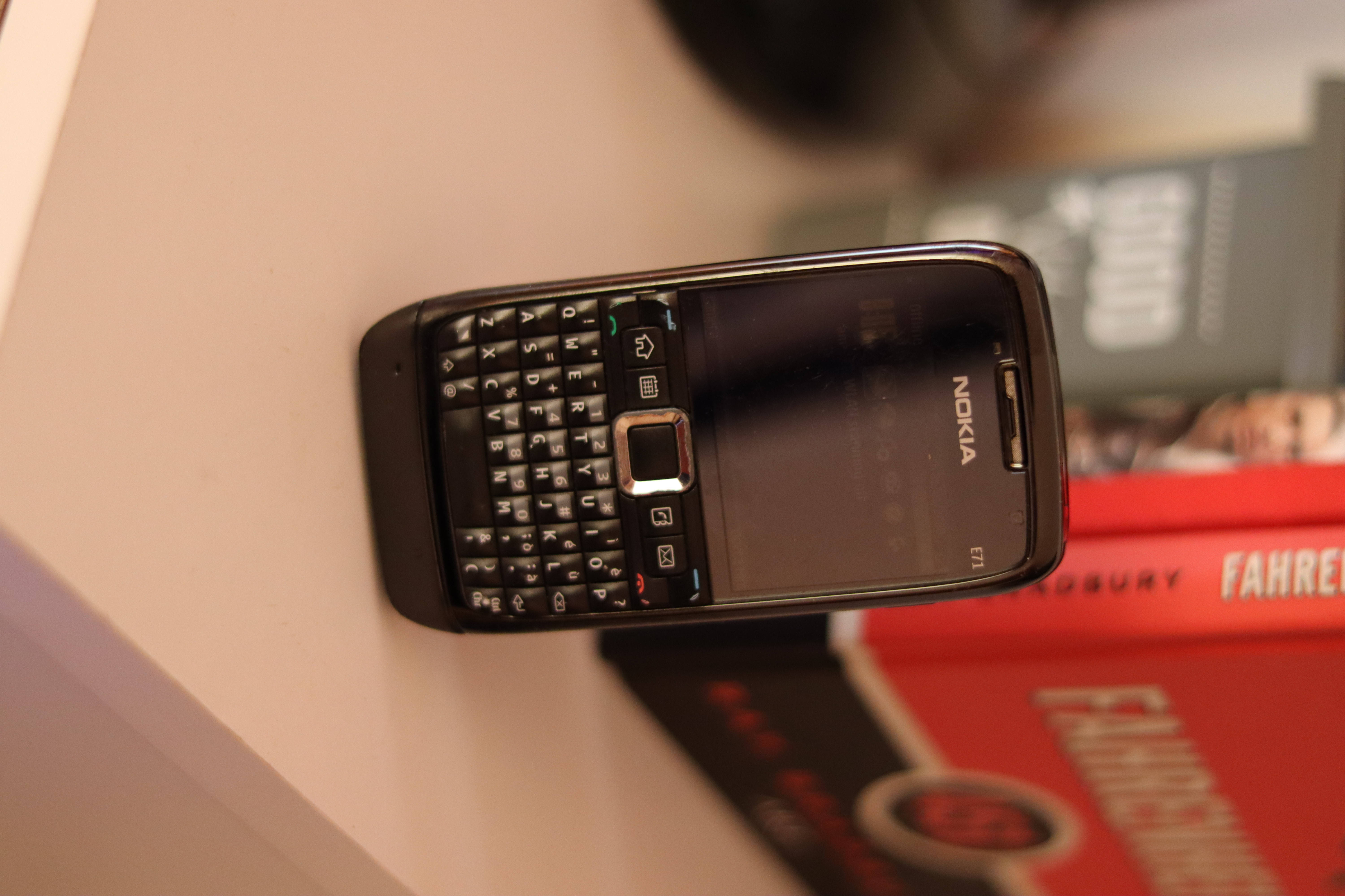 黑色 Nokia E71 壁紙