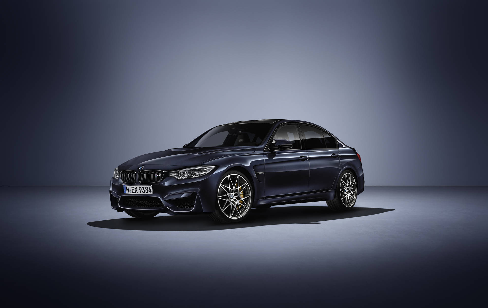 黑色BMW M3 30 Jahre Edition在聚光燈下的桌布 — 宝马 壁紙