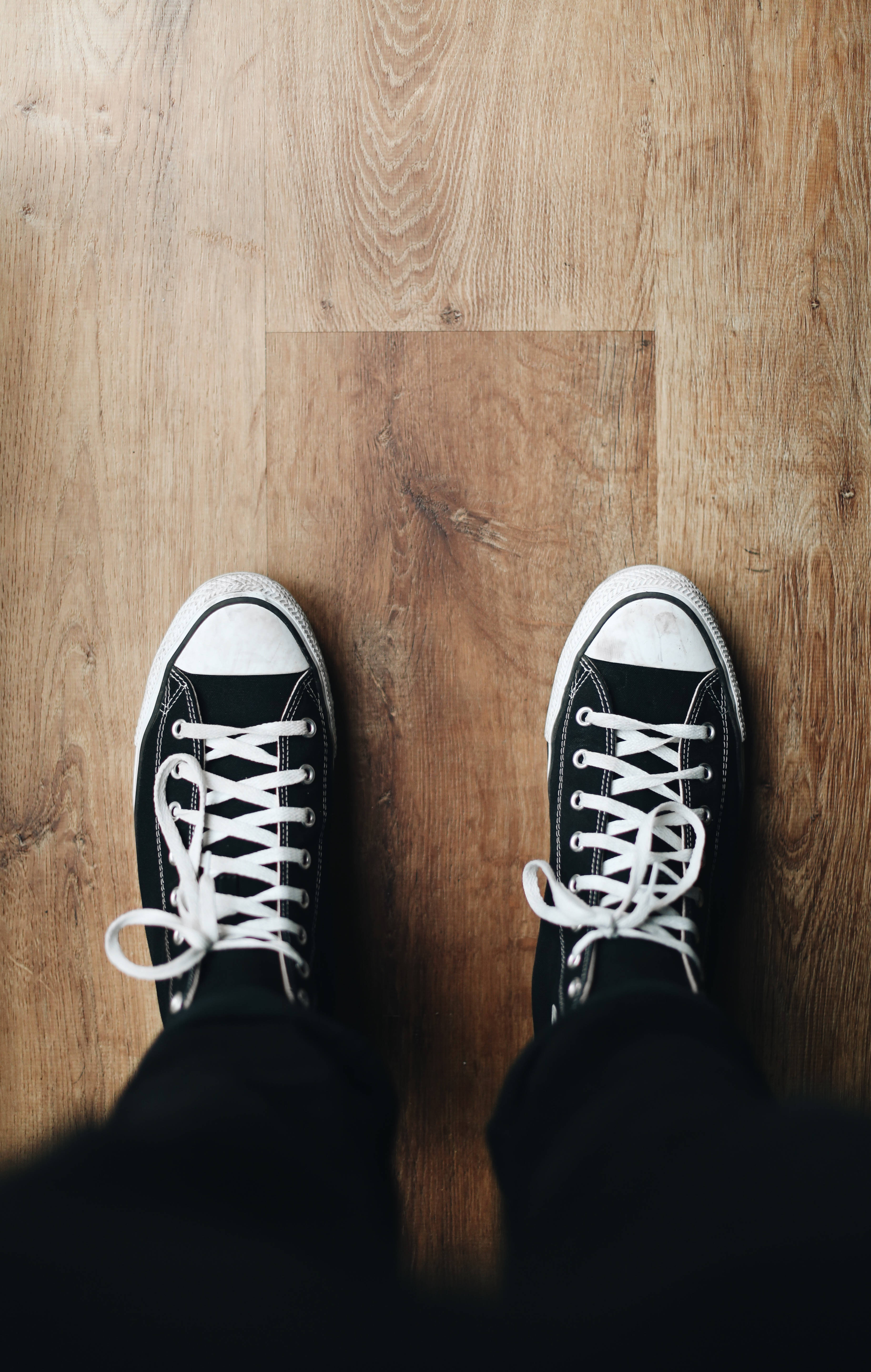 黑色Converse帆布鞋 壁紙