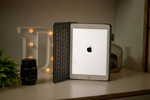 Apple iPad Pro 搭配鍵盤配件 — iPad Mini 壁紙