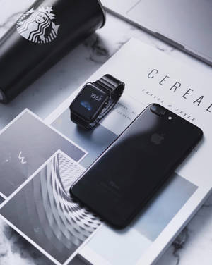 Apple Watch 与黑色 iPhone 壁纸 — Apple Watch 壁紙