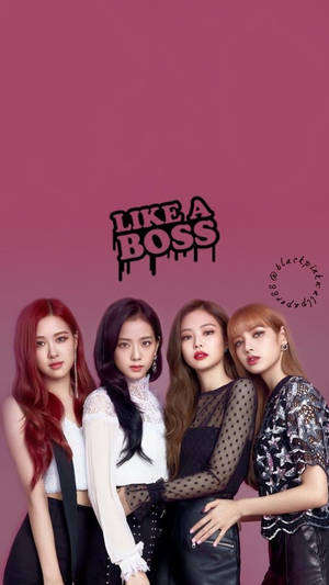 BLACKPINK 成員在粉紅背景上搭配 Like A Boss 文字的桌布