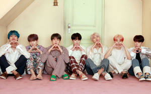 BTS 桌面心形手势门边壁纸 — BTS 桌面 壁紙