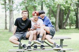 BTS三人組公園長椅唯美畫面 — 美學 BTS 壁紙