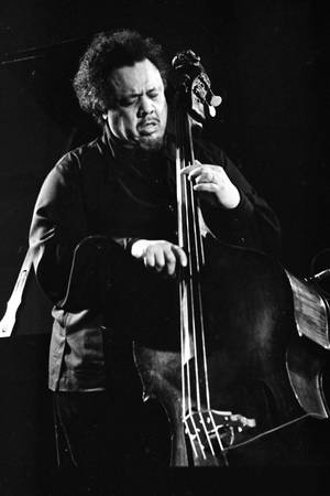 Charles Mingus 深情弹奏低音吉他 — 华为MatePad Edge 壁紙