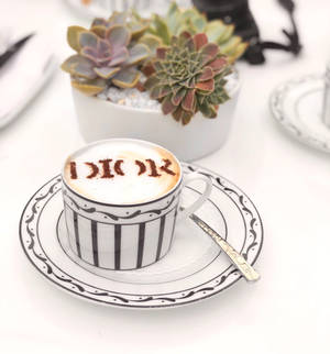 Dior 咖啡館卡布奇諾桌布 — Oppo Find N 壁紙