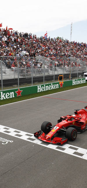 F1 iPhone Vettel 終點線 — iPhone 16e 壁紙