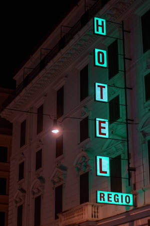 Hotel Regio 招牌壁纸 — 午夜 壁紙
