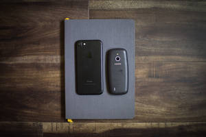 iPhone和诺基亚3310 — 摩托罗拉 壁紙