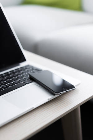 iPhone桌面与MacBook — 小米平板8 壁紙
