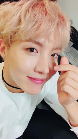 J-hope BTS 手指愛心 — 防弹少年团 壁紙