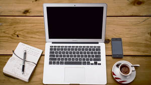 Macbook Air 木桌之上 — MacBook Air 壁紙