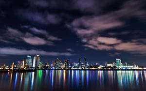 美丽的夜间城市灯光，适用于MacBook Pro。