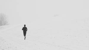 雪地奔跑的人桌布 — 中性 壁紙