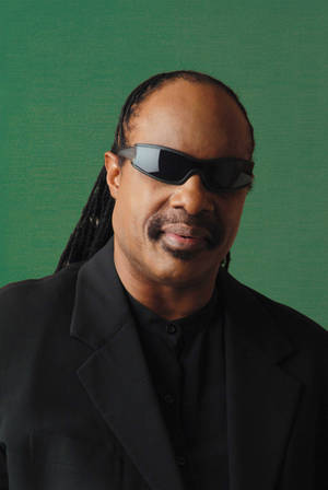 Stevie Wonder 綠色背景 — 小米平板7S Pro 12.5 壁紙