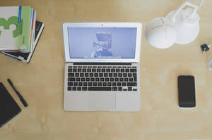 已開機MacBook Air的近距離照片 — Surface 壁紙