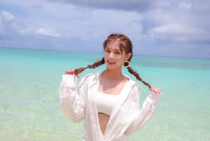 TWICE成員優雅穿搭擺出迷人姿勢 — 트와이스 壁紙