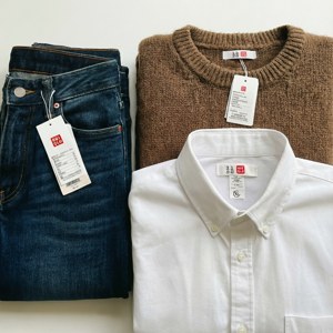 Uniqlo 衣物搭配標籤的平面擺拍。 — Galaxy Watch 壁紙
