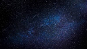 三星Galaxy S10 Plus近距離特寫，展現其生動AMOLED螢幕 — 夜晚 壁紙