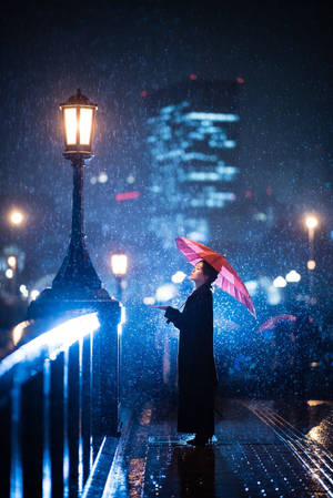夜雨黑衣女子鎖定畫面桌布 — 锁屏 壁紙