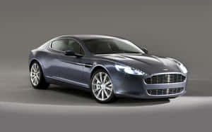優雅奔馳的Aston Martin Rapide S — Steam Deck OLED 壁紙