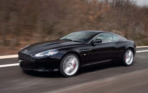 優雅的Aston Martin DB9馳騁開闊道路 — Steam Deck 壁紙