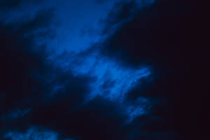 夜间天空与云层的简约壁纸 — 夜晚 壁紙