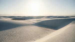 风蚀而成的白色沙丘，极简沙漠景观。 — 白色美学 壁紙