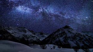 带有星星的雪山山脉壁纸。