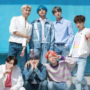 可愛的BTS團體在藍色牆前擺姿勢 — BTS 桌面 壁紙