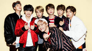 可愛的BTS在黃色背景前擺姿勢 — 귀여운 방탄소년단 壁紙