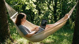 一台MacBook Air置於吊床中，享受寧靜的戶外靜修時光。
