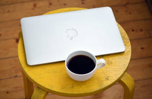 咖啡与 Macbook Air — MacBook Air 壁紙