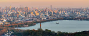 城市景觀，全景，天際線，湖泊，寶塔，日落，黃金時刻，都市，建築，寧靜，溫暖光線，風景如畫，旅遊