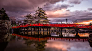夕陽下雲霧中的松本城 — 日落 壁紙