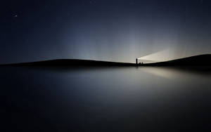 灯塔与广阔水域夜景壁纸 — 夜晚 壁紙