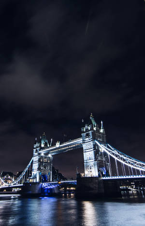 夜间灯火塔桥壁纸 — 夜晚 壁紙